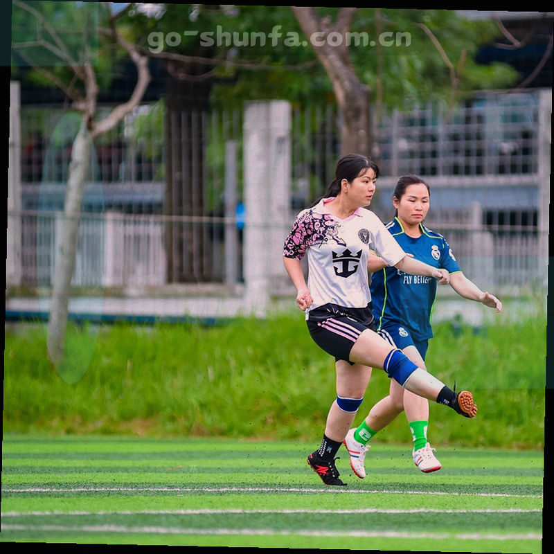 用户轻松地坐在沙发上通过平板电脑访问娱乐内容，画面温暖明亮，流露安心与愉悦